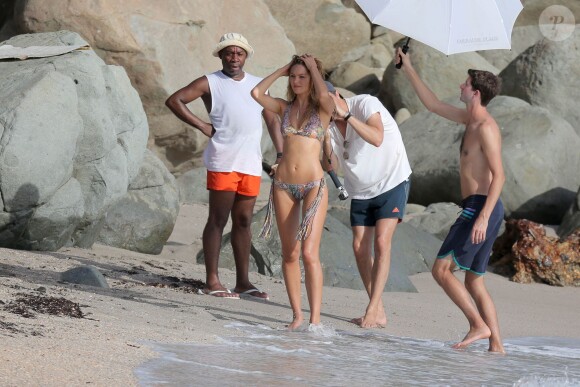 Exclusif - Candice Swanepoel en plein shooting pour Victoria's Secret sur une plage de Saint-Barthélemy. Le 6 novembre 2014.