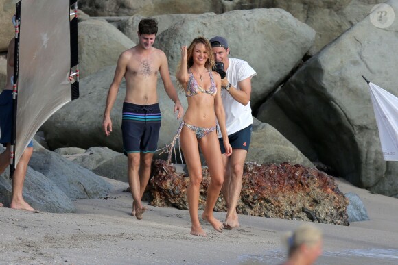Exclusif - Candice Swanepoel en plein shooting pour Victoria's Secret sur une plage de Saint-Barthélemy. Le 6 novembre 2014.