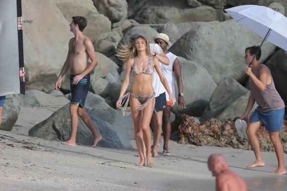 Exclusif - Candice Swanepoel en plein shooting pour Victoria's Secret sur une plage de Saint-Barthélemy. Le 6 novembre 2014.