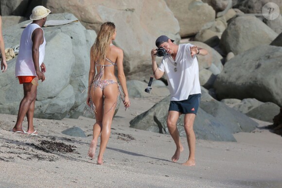 Exclusif - Candice Swanepoel en plein shooting pour Victoria's Secret sur une plage de Saint-Barthélemy. Le 6 novembre 2014.