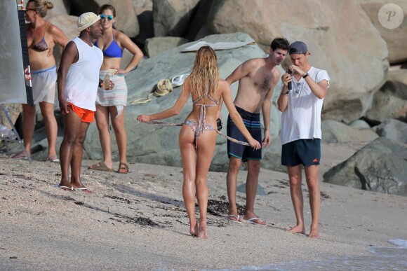 Exclusif - Candice Swanepoel en plein shooting pour Victoria's Secret sur une plage de Saint-Barthélemy. Le 6 novembre 2014.