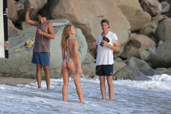 Exclusif - Candice Swanepoel en plein shooting pour Victoria's Secret sur une plage de Saint-Barthélemy. Le 6 novembre 2014.