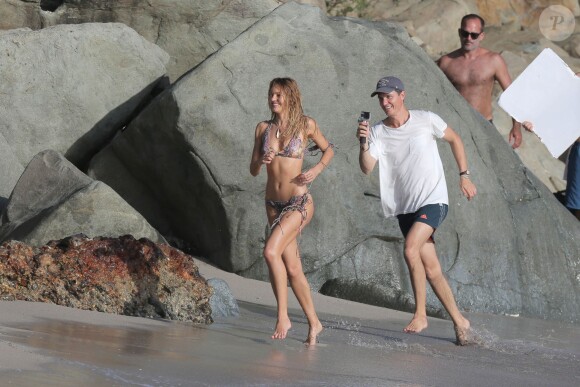 Exclusif - Candice Swanepoel en plein shooting pour Victoria's Secret sur une plage de Saint-Barthélemy. Le 6 novembre 2014.