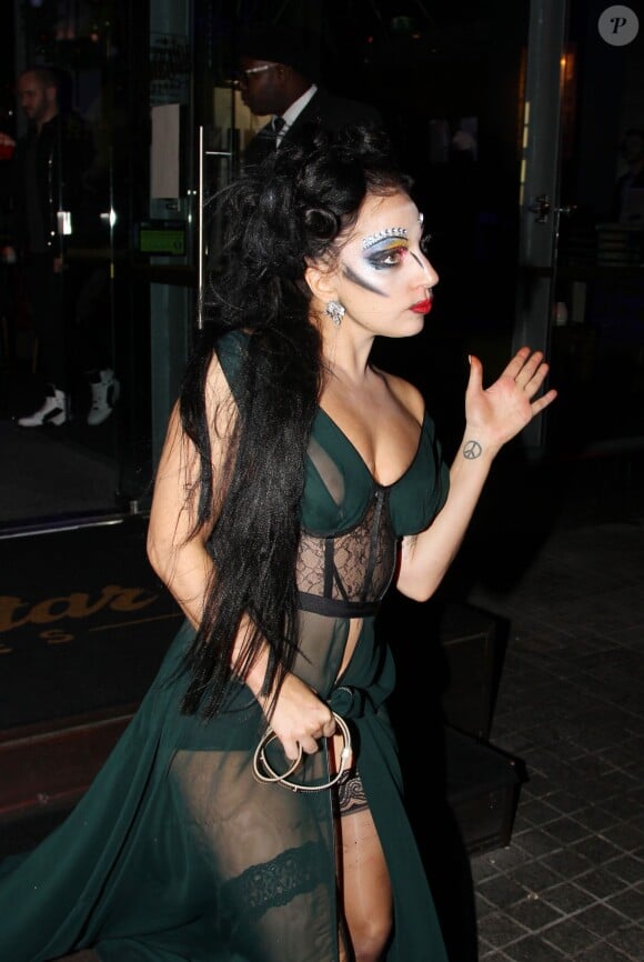 Lady Gaga vêtue d'une robe très transparente dans les rues de Manchester, le 17 novembre 2014.