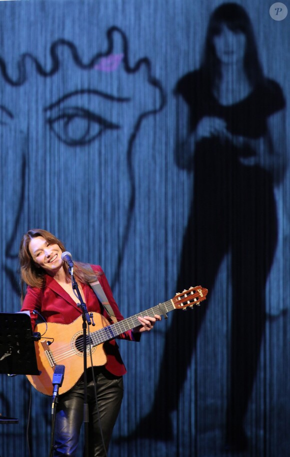 Carla Bruni lors de son concert au Théâtre Mikhailovsky dans le cadre de sa tournée "Little French Songs" sous les yeux de son mari Nicolas Sarkozy à Saint-Pétersbourg, le 4 juin 2014.