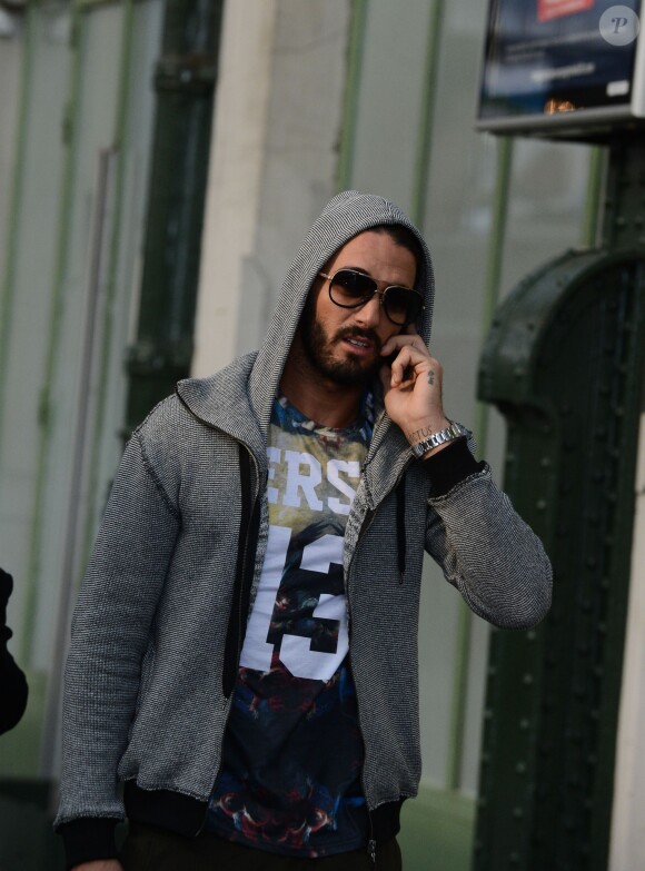 Thomas Vergara qui est sorti de l'hôpital Georges Pompidou, est entouré de sa mère et deux amis à la gare de Lyon le 12 novembre 2014. Après avoir déjeuné au restaurant le train bleu, le groupe est allé prendre un TGV à destination de Aix-en-Provence. Le 12 novembre 2014.