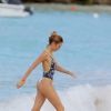 Exclusif - Candice Swanepoel en pleine shooting pour Victoria's Secret sur une plage de Saint-Barthélemy. Le 9 novembre 2014.