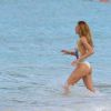Exclusif - Candice Swanepoel en pleine shooting pour Victoria's Secret sur une plage de Saint-Barthélemy. Le 9 novembre 2014.