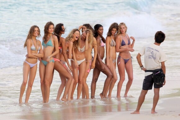 Exclusif - Les mannequins de Victoria's Secret en plein shooting sur une plage de Saint-Barthélemy. Le 9 novembre 2014.