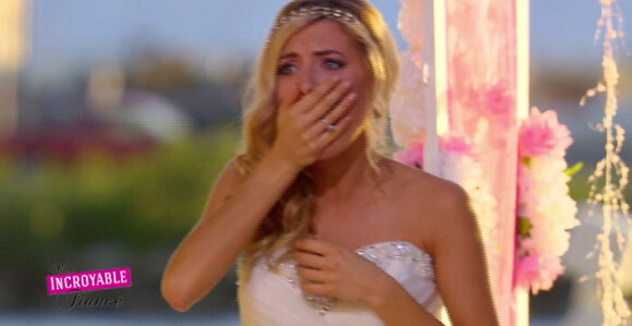Clara, choquée par le rebondissemet de la cérémonie - "Mon incroyable fiancé" sur TF1. Episode 12, diffusé le vendredi 21 novembre 2014.