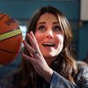 Kate Middleton tente de marquer un panier en avril 2013 lors d'une visite dans un centre d'activités de Glasgow. Le 8 décembre 2014, elle verra son premier match de NBA, au Barclays Center à New York, entre les Brooklyn Nets et les Cleveland Cavaliers.