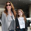 Cindy Crawford et sa fille Kaia Jordan arrivent à l'aéroport de LAX à Los Angeles. Cindy était à Paris avec sa fille pour la promotion de sa nouvelle gamme de cosmétiques "Meaningful Beauty, le 24 mai 2014