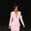 Rihanna se rend au restaurant Giorgio Baldi à Santa Monica, habillée d'un tailleur rose à carreaux et de sandales Joseph Altuzarra (collection printemps-été 2015). Le 18 novembre 2014.