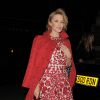 Kylie Minogue, tout de rouge vêtue en Dolce & Gabbana, se rend à l'hôtel Claridge's à Londres. Le 19 novembre 2014.