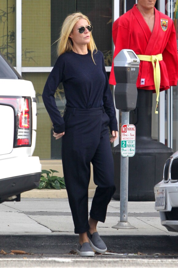 Gwyneth Paltrow aperçue à Santa Monica, porte des lunettes Ray-Ban, un top à manches longues et un pantalon bleu marine, et des baskets Céline. Le 17 novembre 2014.