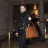Miranda Kerr, tout de noir vêtue à New York, porte une veste en cuir Balenciaga, un sac MICHAEL Michael Kors (modèle Dillon) et des bottines Saint Laurent. Le 19 novembre 2014.