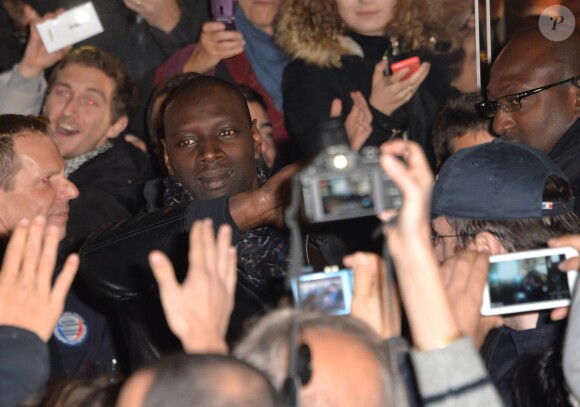 Omar Sy, en plein bain de foule, assure le coup d'envoi des illuminations sur l'avenue des Champs-Élysées à Paris le 20 novembre 2014.