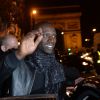 Omar Sy, en présence de la maire de Paris Anne Hidalgo, assure le coup d'envoi des illuminations sur l'avenue des Champs-Élysées à Paris le 20 novembre 2014.