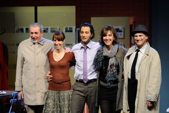 Serge Noel, Marie Chavelot, Darius Kehtari, Virginie Lemoine et Michel Tavernier lors de la première de Brigitte, directeur d'agence, au Vingtième Théâtre à Paris, le 16 janvier 2013.