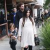 Kourtney Kardashian enceinte va déjeuner avec son compagnon Scott Disick et leur fils Mason à Beverly Hills, le 20 novembre 2014.