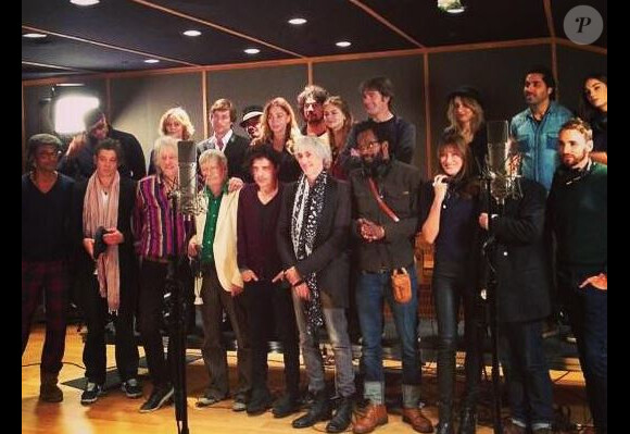 Le collectif Band Aid 30 (Renaud, Carla Bruni...) en studio pour enregistrer Noël est là, au profit de la lutte contre Ebola, le 23 novembre 2014 à Paris