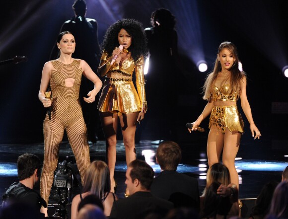 Jessie J, Nicki Minaj et Ariana Grande aux American Music Awards, chantent Bang Bang, à Los Angeles, le 23 novembre 2014