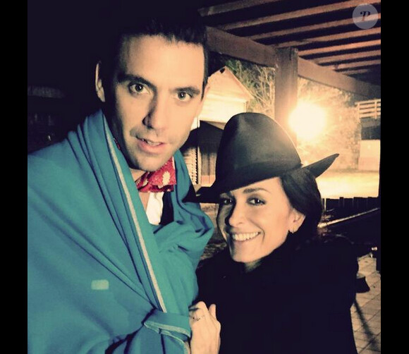 Mika et Jenifer se tiennent chaud durant le tournage de la bande-annonce de The Voice 4, le 24 novembre 2014