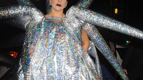Lady Gaga à Paris : Oursin gonflable, en délire et pas très nette après son show