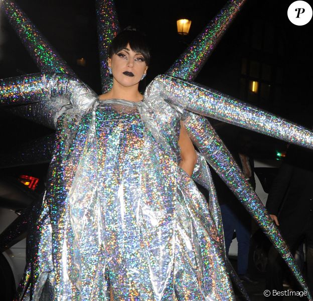 Lady Gaga se rend au VIP Room d&eacute;guis&eacute;e en oursin argent&eacute; &agrave; Paris, le 24 novembre 2014.