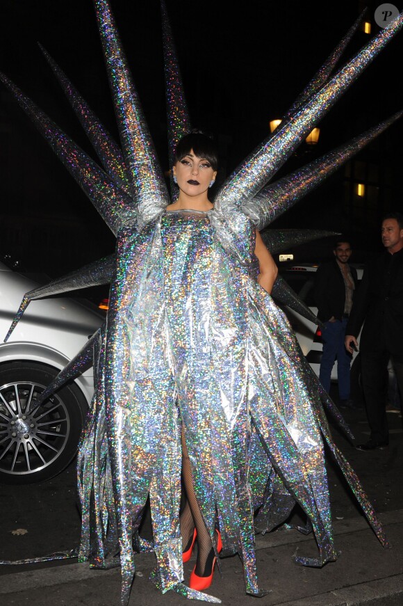 Lady Gaga déguisée en oursin argenté à Paris, le 24 novembre 2014. La star se rend au VIP Room pour une soirée après son concert.
