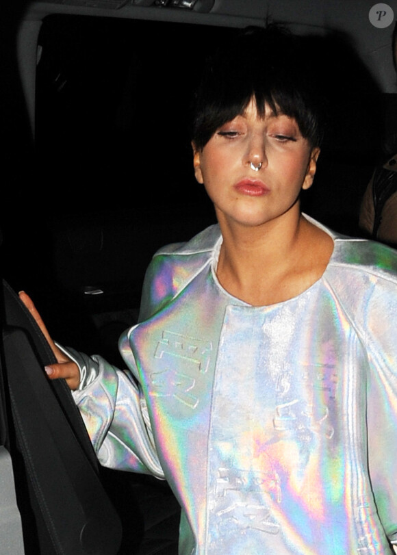 Lady Gaga se promène dans les rues de Paris, le 23 novembre 2014.