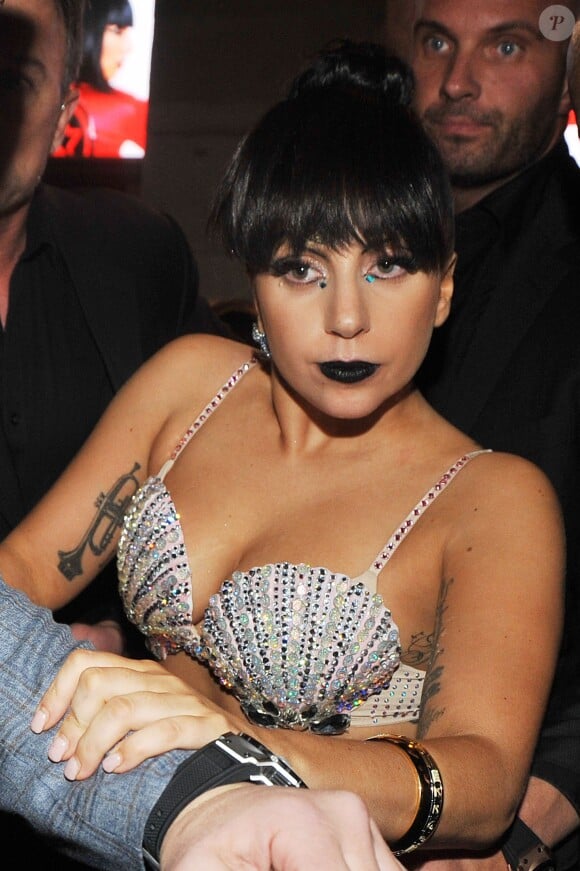 Lady Gaga quitte le VIP Room à Paris, le 24 novembre 2014.