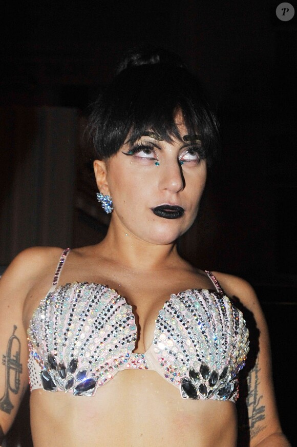 Lady Gaga sort du VIP Room à Paris, le 24 novembre 2014.