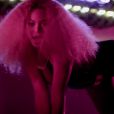 Beyoncé dans le clip de "Blow", dévoilé le 24 novembre 2014, dans lequel apparaît également sa soeur Solange Knowles.