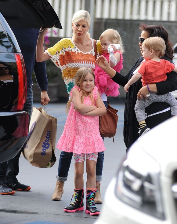 Tori Spelling a accompagné ses enfants Liam, Stella, Finn et Hattie à leur cours de danse à Burbank. Le 22 mars 2014.