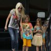 Exclusif - Tori Spelling emmène ses enfants Liam et Stella dans un salon de manucure à Encino, le 29 mars 2014.