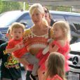  Tori Spelling a accompagn&eacute; ses enfants Liam, Stella, Finn et Hattie &agrave; leur cours de danse &agrave; Burbank. Le 22 mars 2014. 