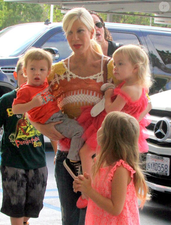 Tori Spelling a accompagné ses enfants Liam, Stella, Finn et Hattie à leur cours de danse à Burbank. Le 22 mars 2014.