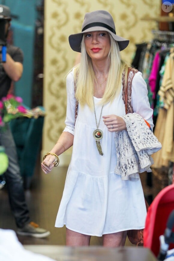 Tori Spelling fait du shopping à Encino le 29 avril 2014.