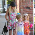  Tori Spelling et ses enfants Stella et Liam dans les rues de Encino, le 11 mai 2014. 