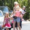 Tori Spelling se rend chez des amis avec ses enfants Stella, Hattie et Finn à Sherman Oaks, le 22 juin 2014.