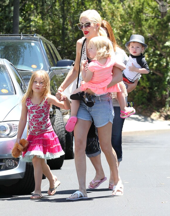 Tori Spelling se rend chez des amis avec ses enfants Stella, Hattie et Finn à Sherman Oaks, le 22 juin 2014.