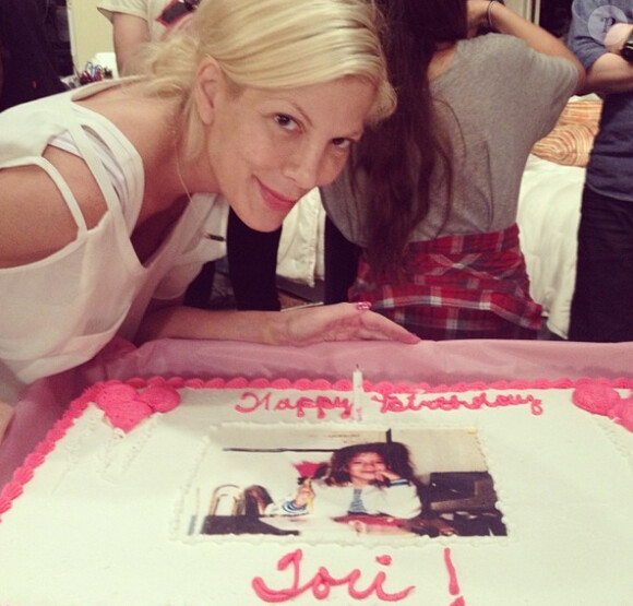 Tori Spelling et son gros gâteau d'anniversaire le 17 mai 2014.