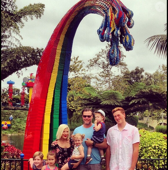 Tori Spelling en famille à Legoland le 10 août 2014.