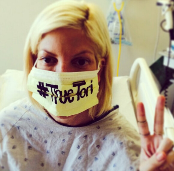 Tori Spelling sur son lit d'hôpital, le 22 octobre 2014.