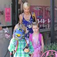  Tori Spelling et ses enfants Liam et Stella passent la journ&eacute;e au Spa &agrave; Encino, le 8 juin 2014. 