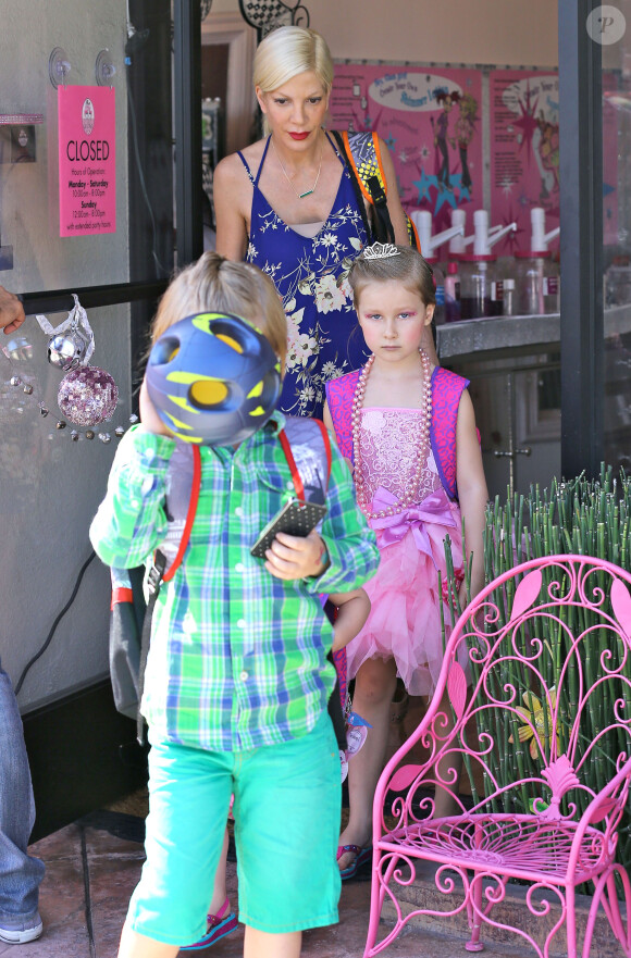 Tori Spelling et ses enfants Liam et Stella passent la journée au Spa à Encino, le 8 juin 2014.