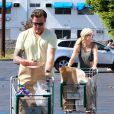 Tori Spelling et son mari Dean McDermott sont all&eacute;s faire des courses au supermarch&eacute; &agrave; Encino. Le 20 juillet 2014. 