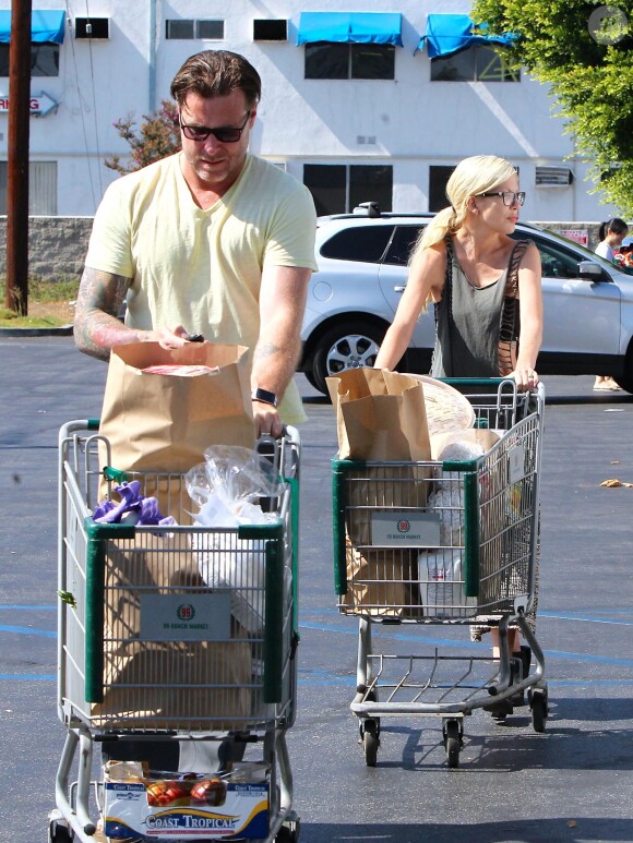 Tori Spelling et son mari Dean McDermott sont allés faire des courses au supermarché à Encino. Le 20 juillet 2014.