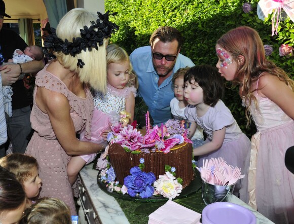 Tori Spelling en famille pour l'anniversaire de Hattie (3 ans) à Los Angeles, le 12 octobre 2014.